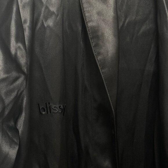 Blissy 100% Mulberry Silk Robe Black — One Size (32-Momme, Grade 6A) - Picture 8 of 10